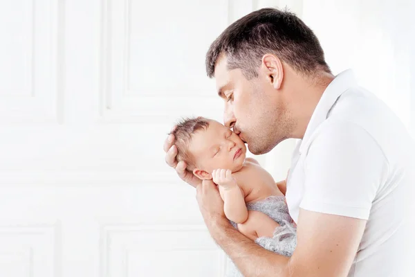 Padre Sosteniendo Bebé Recién Nacido Las Manos Padre Besando Bebé —  Fotos de Stock