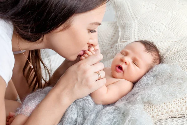 Hübsche Frau Mit Einem Neugeborenen Baby Auf Dem Arm Glückliche — Stockfoto