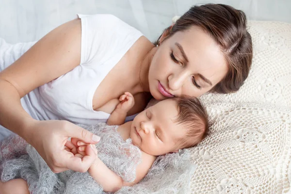 Hübsche Frau Mit Einem Neugeborenen Baby Auf Dem Arm Glückliche — Stockfoto