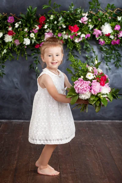 Retrato Encantadora Niña Con Ramo Flores Mirando Cámara — Foto de Stock