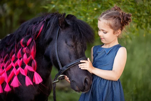 Милая Маленькая Девочка Пони Красивом Парке — стоковое фото