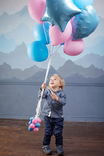 可爱的男孩金发女郎玩气球 笑的男孩和气球 — 图库照片