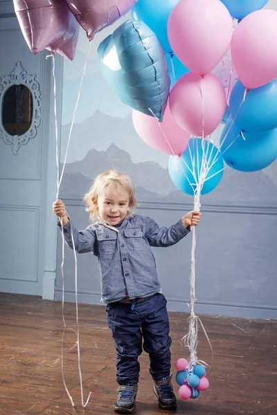 Mooie Jongen Blonde Speelt Met Ballonnen Lachen Jongen Ballonnen — Stockfoto