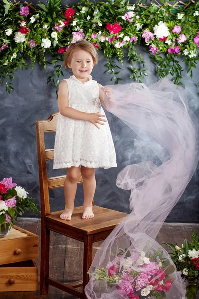 Hermosa Niña Juega Contra Fondo Las Flores Retrato Bonita Niña — Foto de Stock