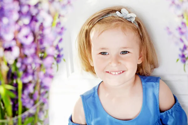 Πορτρέτο Της Όμορφο Κοριτσάκι Συναίσθημα Μεταξύ Ιώδη Λουλούδια Clouse Επάνω — Φωτογραφία Αρχείου
