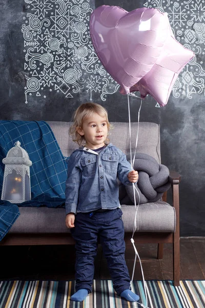 Mooie Jongen Blonde Speelt Met Ballonnen — Stockfoto