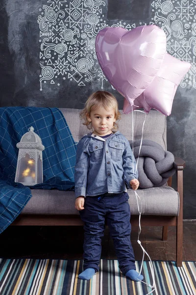 Mooie Jongen Blonde Speelt Met Ballonnen — Stockfoto
