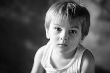 Küçük çocuk portresi. Sevimli çocuk 2-3 yıl kameraya bakıyor. Duygusal portre kapatın. Siyah beyaz resim