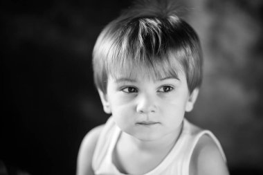 Küçük çocuk portresi. Düşünceli çocuk 3-4 yaşında bir yana görünüyor. Duygusal portre kapatın. Siyah beyaz resim