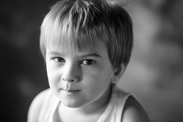 小男孩的肖像 可爱的男孩2 年看着相机 情感肖像特写 黑白图像 — 图库照片