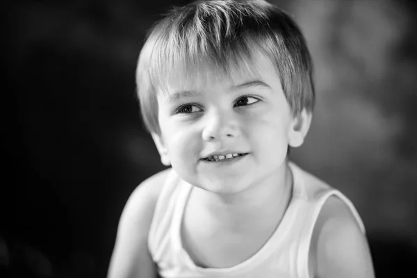 Retrato Rapazinho Rapaz Sorridente Anos Olha Para Lado Retrato Emocional — Fotografia de Stock