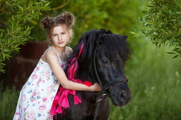 Милая Маленькая Девочка Черным Пони Парке — стоковое фото