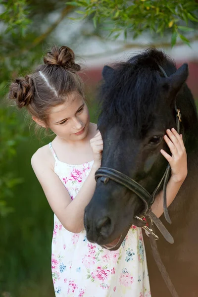 Carino Bambina Con Pony Nero Nel Parco — Foto Stock