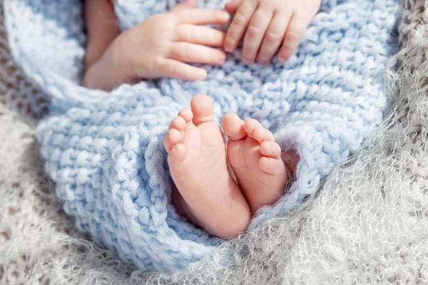 Новорожденные Детские Ноги Вязаной Клетчатке Снимок Крупным Планом — стоковое фото