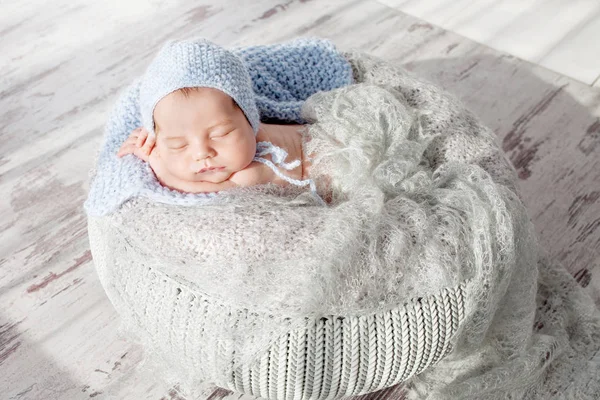 Zoete Pasgeboren Baby Slaapt Pasgeboren Jongen Gevouwen Oren Een Mandje — Stockfoto