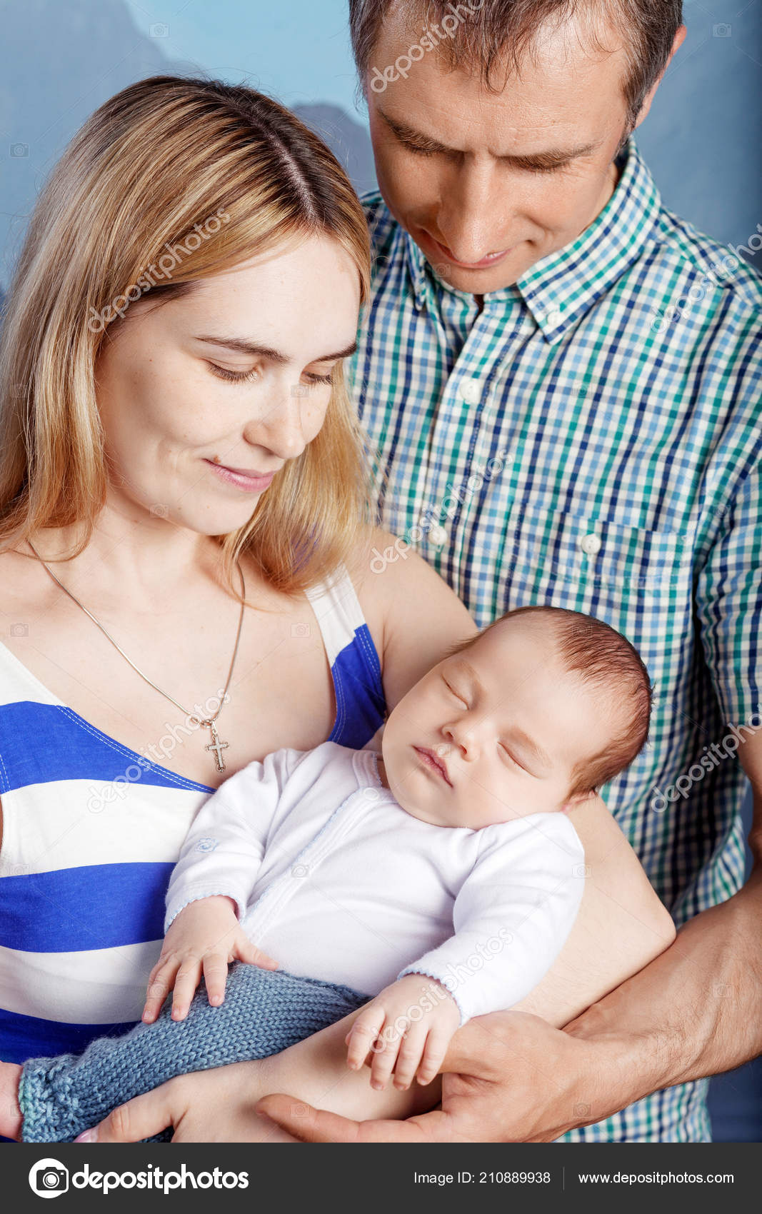 Mujer Hombre Sosteniendo Recien Nacido Mama Papa Bebe Retrato Familia Fotografia De Stock C Liudmila Fadzeyeva Gmail Com Depositphotos Mujer Hombre Sosteniendo Recien Nacido Mama Papa Bebe Retrato Familia Fotografia De Stock C Liudmila Fadzeyeva Gmail Com Depositphotos