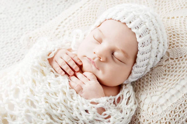 Zoete Pasgeboren Baby Slapen Pasgeboren Jongen Weken Oud Liggen Cocon — Stockfoto