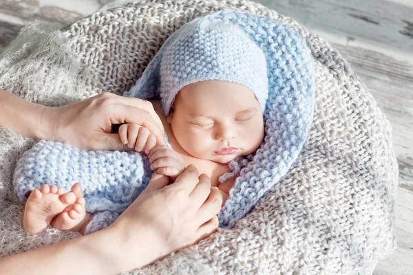 Moeder Pasgeboren Baby Mooie Vrouw Met Een Pasgeboren Baby Haar — Stockfoto