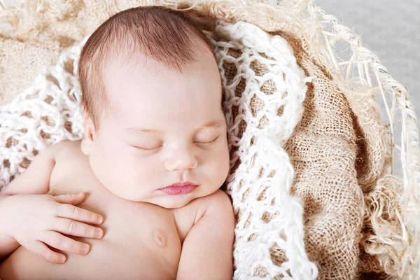 Söta Nyfödda Sover Nyfödd Pojke Veckor Gammal Liggande Korg Med — Stockfoto