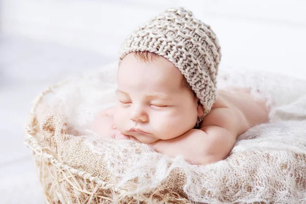 Sweet Newborn Baby Sleeps Toy Basket Newborn Boy Folded Handles — Stock Photo, Image