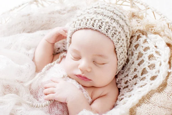 Sweet newborn baby sleeping. Newborn boy 3 weeks old lying in a basket with knitted plaid. Portrait of pretty newborn boy. Closeup image — Stock Image Sweet Newborn Baby Sleeping Newborn Boy Weeks Old Lying Basket Stock Image