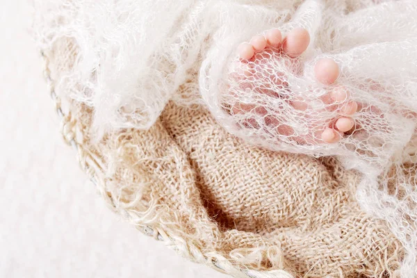 Новорожденные Детские Ноги Вязаной Клетчатке Снимок Крупным Планом — стоковое фото