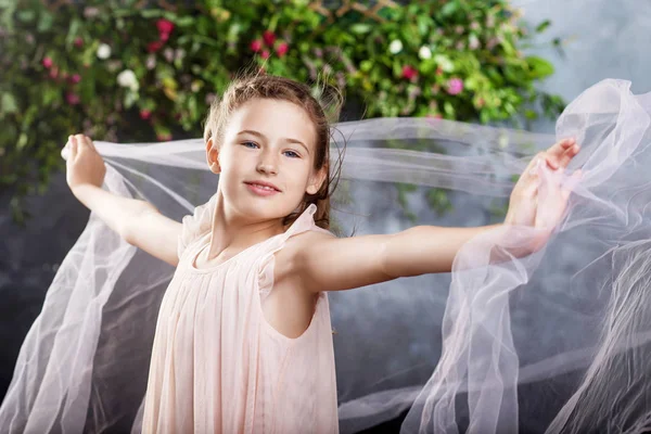 Bella Bambina Che Gioca Con Tessuto Leggero Sullo Sfondo Fiori — Foto Stock