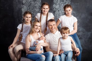 Büyük aile portresi. Beş çocuklu anne. Annem ve babam yeni doğmuş bebek, yürümeye başlayan çocuk ve gençler. Büyük mutlu bir aile kavramı