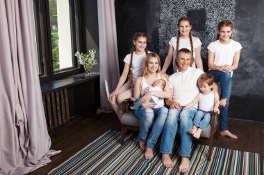 Büyük aile portresi. Beş çocuklu aileler plaing. Annem ve babam yeni doğmuş bebek, yürümeye başlayan çocuk ve gençler. Büyük mutlu bir aile kavramı