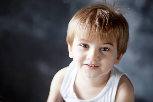 Portrét Chlapce Úsměvem Chlapce Roky Při Pohledu Fotoaparát Emocionální Portrét — Stock fotografie