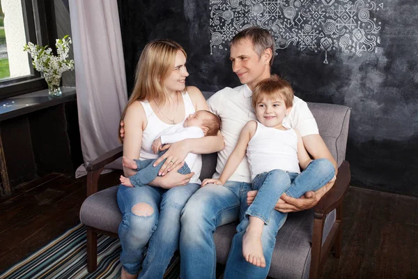 Heureux Portrait Famille Parents Avec Deux Enfants Mère Père Avec — Photo