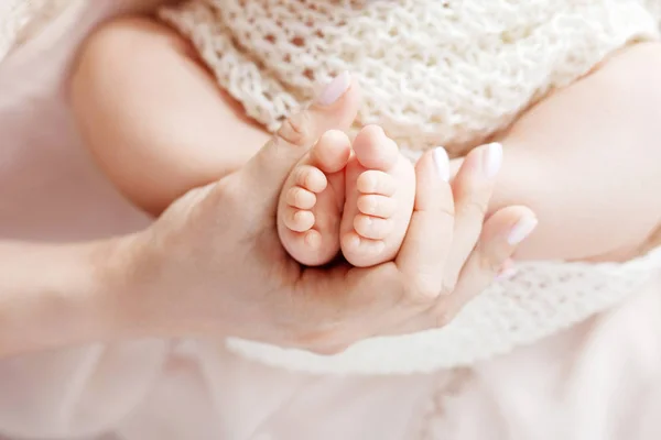 Pés Bebé Recém Nascidos Nas Mãos Mãe Mãe Que Segura — Fotografia de Stock