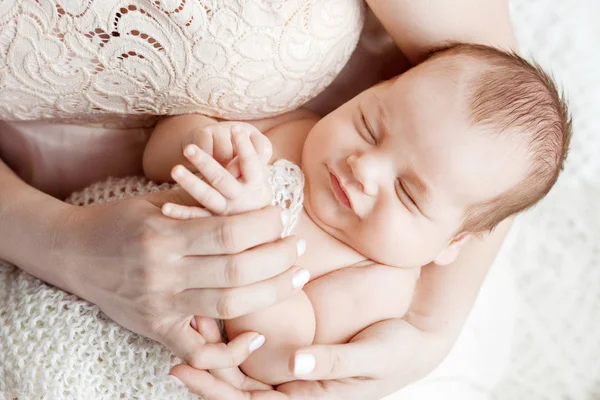Любить Ребенка Спящего Руках Матери Снимок Крупным Планом Счастливая Мать — стоковое фото