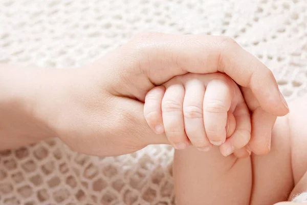 Pés Bebê Recém Nascidos Xadrez Malha Imagem Close Com Espaço — Fotografia de Stock