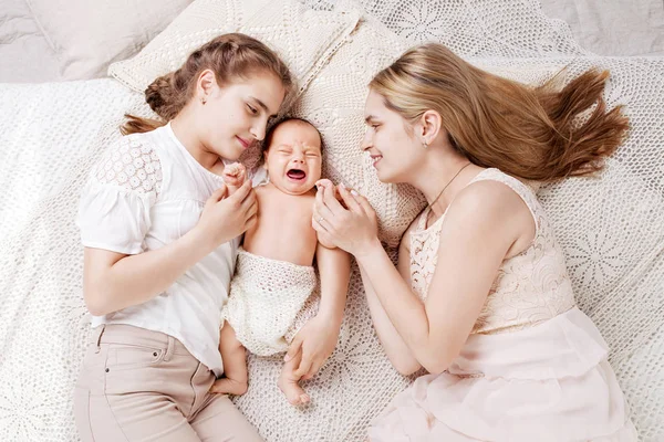 Mère Enfants Nouveau Nés Sœur Aînée Bonne Famille Avec Des — Photo