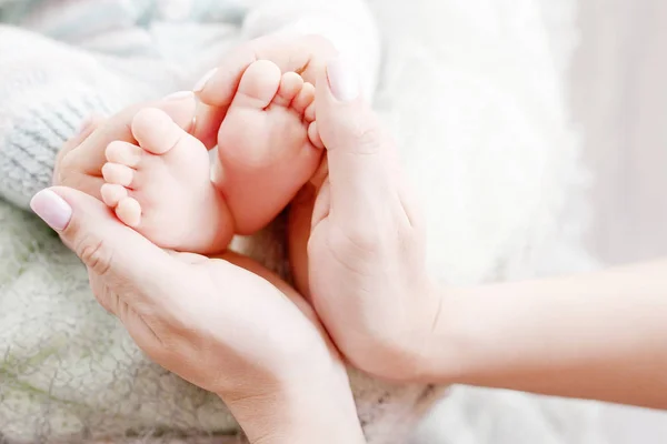 Pés Bebé Recém Nascidos Mãos Mãe Forma Coração Adorável Mãe — Fotografia de Stock