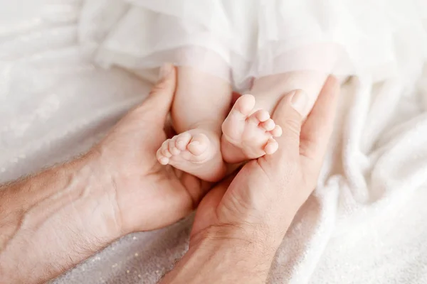 Babyfüße Den Händen Des Vaters Winzige Säuglingsfüße Auf Männlichen Händen — Stockfoto