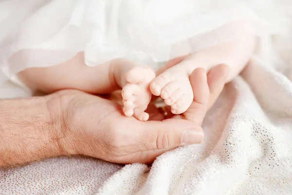 Baby Voeten Vader Handen Kleine Pasgeboren Baby Voeten Mannelijke Handen — Stockfoto
