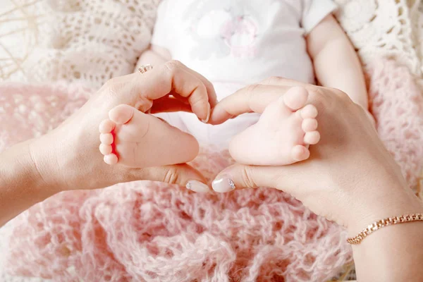 Newborn Baby Feet Mother Hands Shape Lovely Heart Mother Holding — Stock Photo, Image