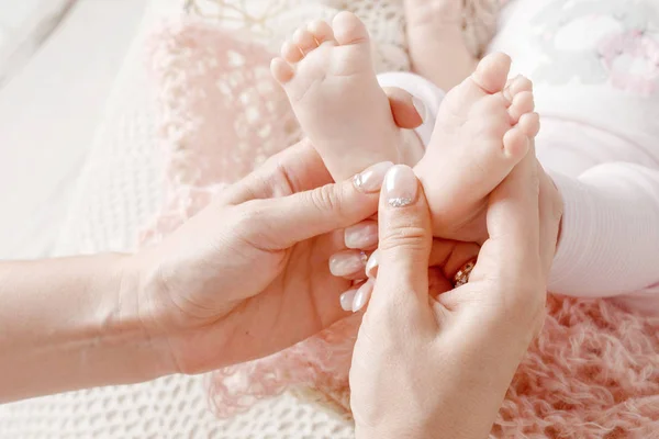 Baby Fötter Mor Händer Liten Nyfödd Bebis Fötter Kvinnliga Händer — Stockfoto