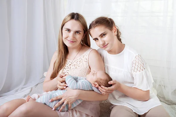 Mor Och Barn Nyfödda Och Äldre Syster Lycklig Familj Med — Stockfoto