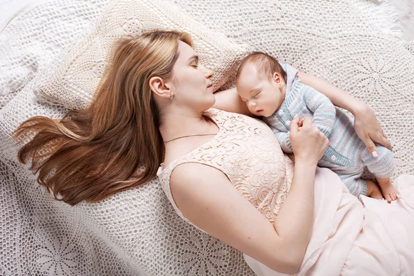 Όμορφη Νεαρή Μητέρα Skeeping Νεογέννητο Μωρό Όμορφη Μητέρα Ξαπλωμένη Στο — Φωτογραφία Αρχείου