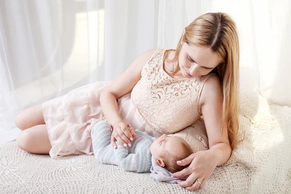 Junge Mutter Schaut Auf Ihr Neugeborenes Baby Schöne Mutter Bett — Stockfoto