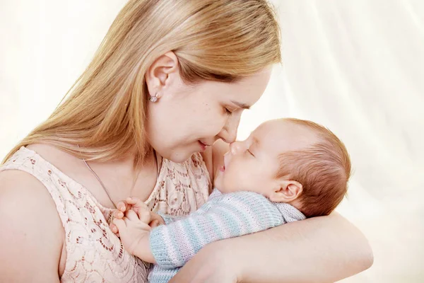 Όμορφη Νεαρή Μητέρα Φιλί Και Αγκαλιάζει Μωρό Νεογέννητο Αγόρι Έννοια — Φωτογραφία Αρχείου