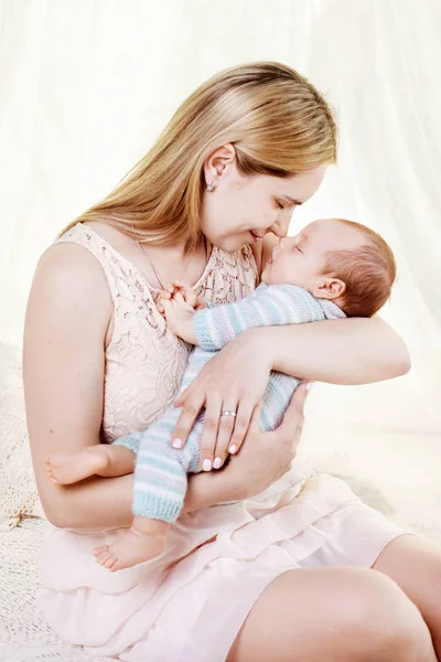 Belle Jeune Mère Embrassant Embrassant Son Nouveau Garçon Concept Maternité — Photo