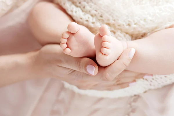 Newborn Baby Feet Mother Hands Mother Holding Legs Kid Hands — Stock Photo, Image