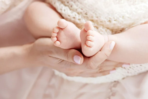 Pieds Nouveau Nés Entre Les Mains Mère Mère Tenant Les — Photo