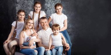 Büyük aile portresi. Beş çocuklu anne. Annem ve babam yeni doğmuş bebek, yürümeye başlayan çocuk ve gençler. Büyük mutlu bir aile kavramı. Görüntü ile boşaltmak