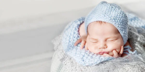 Zoete Pasgeboren Baby Slaapt Handgrepen Van Pasgeboren Jongen Gevouwen Een — Stockfoto