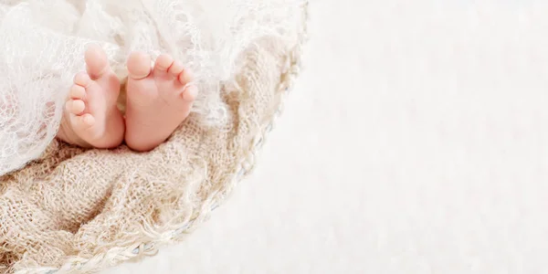 Newborn Baby Feet Knitted Plaid Closeup Picture Copyspace — Stock Photo, Image